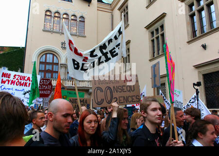 Des foules de poteaux traversé rues de la vieille ville de Cracovie, à une manifestation organisée dans le cadre du climat mondial grève, Cracovie le 27 septembre 2019 en Banque D'Images