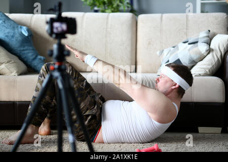 Blogger Sport faisant de l'exercice de presse dans l'appartement Banque D'Images