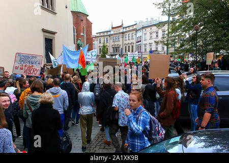 Des foules de poteaux traversé rues de la vieille ville de Cracovie, à une manifestation organisée dans le cadre du climat mondial grève, Cracovie le 27 septembre 2019 en Banque D'Images