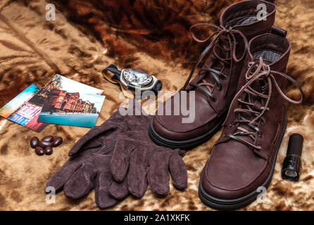 KHARKIV, UKRAINE - Novembre 8, 2016 Hommes : chaussures en cuir brun avec des accessoires, mise à plat, vue du dessus Banque D'Images