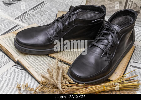 KHARKIV, UKRAINE - 7 NOVEMBRE 2016 : Men's chaussures en cuir brun avec des accessoires, mise à plat, vue du dessus Banque D'Images