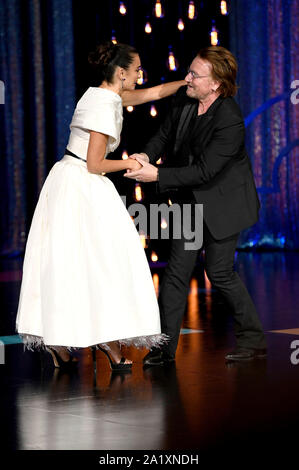 Penelope Cruz avec Bono au Prix Donostia pour l'ensemble de son œuvre à la 67ème Festival International du Film de San Sebastian / Festival Internacional de Cine de San Sebastián au Théâtre Victoria Eugenia. San Sebastian, l'utilisation dans le monde entier 27.09.2019 | Banque D'Images