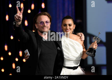 Penelope Cruz avec Bono au Prix Donostia pour l'ensemble de son œuvre à la 67ème Festival International du Film de San Sebastian / Festival Internacional de Cine de San Sebastián au Théâtre Victoria Eugenia. San Sebastian, l'utilisation dans le monde entier 27.09.2019 | Banque D'Images