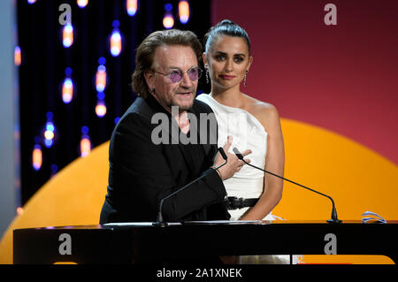 Penelope Cruz avec Bono au Prix Donostia pour l'ensemble de son œuvre à la 67ème Festival International du Film de San Sebastian / Festival Internacional de Cine de San Sebastián au Théâtre Victoria Eugenia. San Sebastian, l'utilisation dans le monde entier 27.09.2019 | Banque D'Images