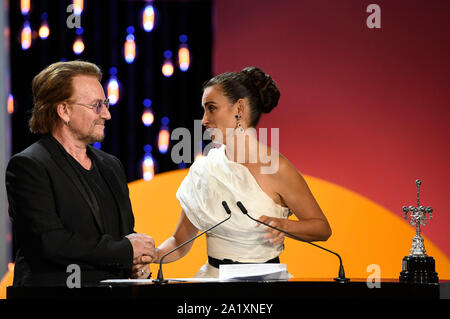 Penelope Cruz avec Bono au Prix Donostia pour l'ensemble de son œuvre à la 67ème Festival International du Film de San Sebastian / Festival Internacional de Cine de San Sebastián au Théâtre Victoria Eugenia. San Sebastian, l'utilisation dans le monde entier 27.09.2019 | Banque D'Images