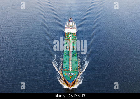 Cargo ravitailleur avec produits d'huile flotte sur l'eau dans le golfe de la mer du Nord, vue aérienne Banque D'Images