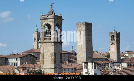 Bergame, Italie. Paysage à les tours et les dômes de la vieille ville. Une des plus belles villes d'Italie Banque D'Images