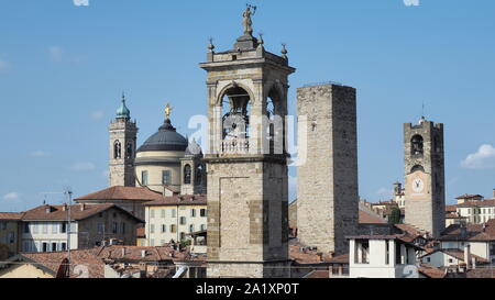 Bergame, Italie. Paysage à les tours et les dômes de la vieille ville. Une des plus belles villes d'Italie Banque D'Images