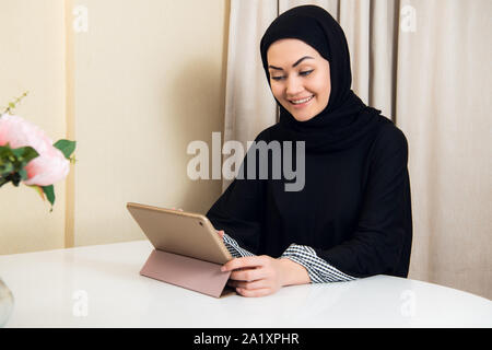 Occupation musulmane triste business woman holding a tablet à la maison ou au bureau. Banque D'Images