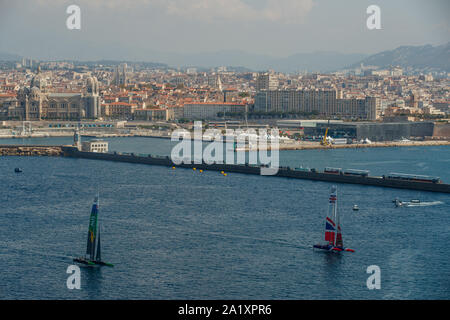 L'Australie et la Grande Bretagne SailGP Sail GP F50 voile catamaran lors d'une course en avant la pratique de l'événement final de la saison 1 SailGP à Marseille Banque D'Images