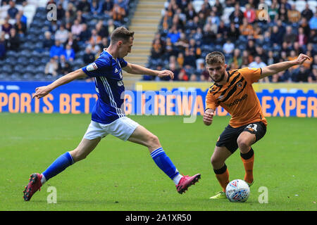 28 septembre 2019, Stade KCOM, Hull, Angleterre ; Sky Bet Championship Football, Hull City vs Cardiff City ; Brandon Fleming (21) de la ville de coque ruines avec la balle Crédit : David Greaves/News Images images Ligue de football anglais sont soumis à licence DataCo Banque D'Images