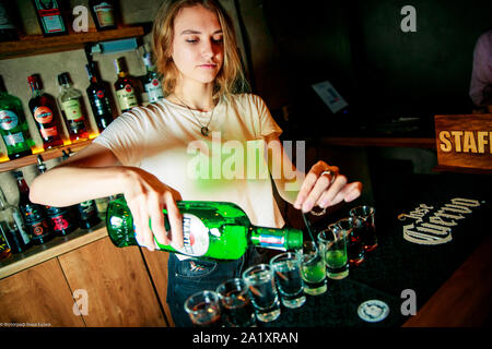 KHARKIV, UKRAINE - le 21 juin 2019 : l'homme n'Brutolny barman pouring whiskey Banque D'Images