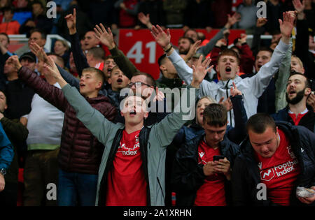 27 septembre 2019, Stade de Bet365, Stoke-on-Trent, Angleterre ; Sky Bet Championship, Stoke City v Nottingham Forest : Nottingham Forest fans célèbrent leurs équipes à la 36e minute de l'égaliseur, 1-1 Crédit : Conor Molloy/News Images Banque D'Images