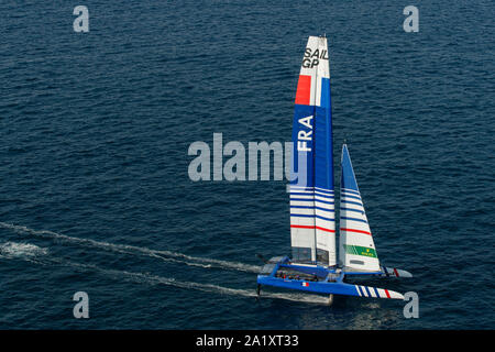 Une vue aérienne de l'équipe de France SailGP catamaran F50 pendant la pratique de la race avant le dernier événement de la saison 1 SailGP à Marseille, France Banque D'Images