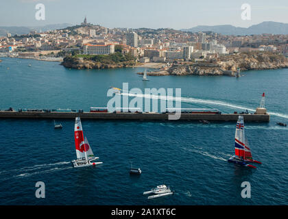 Une vue aérienne de la Grande-Bretagne et SailGP SailGP F50 de l'équipe du Japon lors d'un SailGP catamarans à Marseille Banque D'Images