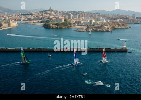 Une vue aérienne de l'SailGP SailGP , France Australie Japon & SailGP catamarans F50 de l'équipe au cours de l'SailGP à Marseille Banque D'Images