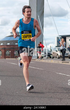 Glasgow, Ecosse, Royaume-Uni. 29 Septembre, 2019. Chris Thompson traversant la Clyde Arc pont enjambant la rivière Clyde dans le Semi-marathon annuel de la grande course écossais. Credit : Skully/Alamy Live News Banque D'Images