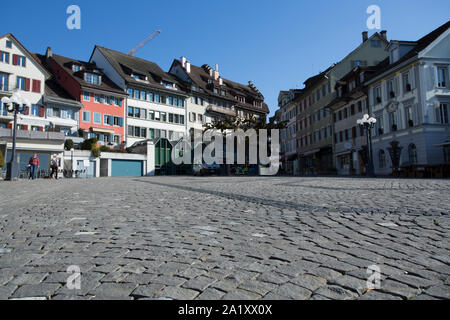 Jour piecefull sur la jetée sur le lac de Zoug, Suisse Banque D'Images