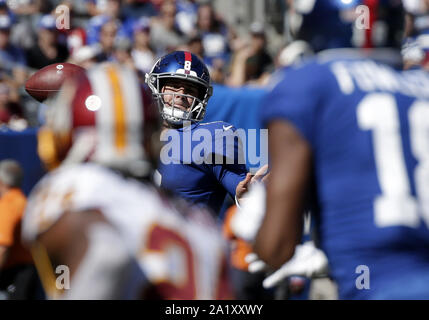 East Rutherford, United States. Sep 29, 2019. Les Giants de New York Daniel Jones lance une passe au 2ème trimestre contre les Redskins de Washington en semaine 4 de la NFL saison au stade MetLife à East Rutherford, New Jersey le dimanche 29 septembre 2019. Photo de John Angelillo/UPI UPI : Crédit/Alamy Live News Banque D'Images