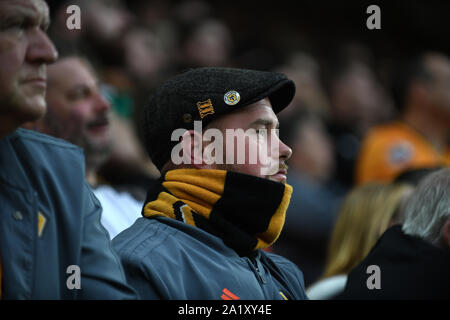 Wolverhampton Wanderers football club supporter wearing hat et scarfe. Banque D'Images