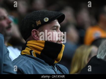 Wolverhampton Wanderers football club supporter wearing hat et scarfe. Banque D'Images