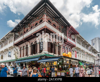 Singapour - Mars 22, 2019 : Chinatown. Façade beige brown historique avec balcon à l'angle de Trengganu et rues du Temple sous ciel bleu avec des nuages Banque D'Images