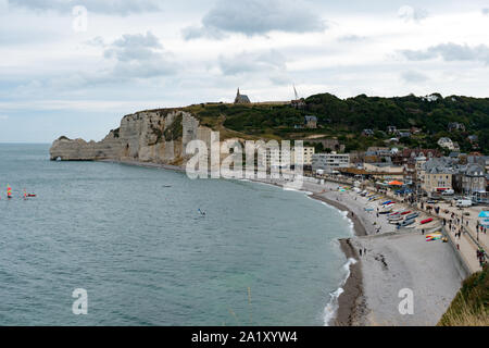 Etretat, Seine-Maritime / France - 14 août 2019 - vue de la plage rocheuse et station balnéaire d'Etretat en Normandie Banque D'Images