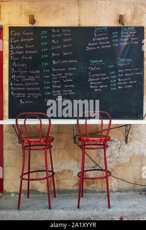 Menu grec avec prix sur tableau à l'street cafe à Aegina island, Grèce Banque D'Images