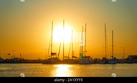 Silhouettes de yachts et bateaux au coucher du soleil dans le port d'Égine, Iles saroniques, Grèce Banque D'Images