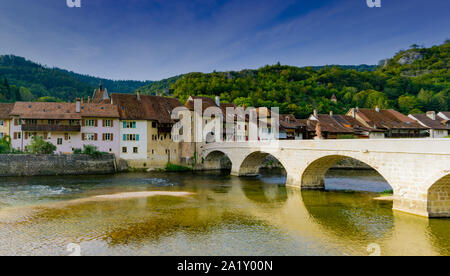 Saint Ursanne, Jura / Suisse - 27 août 2019 : la Suisse historique et pittoresque village de Saint-Ursanne sur le Doubs Banque D'Images