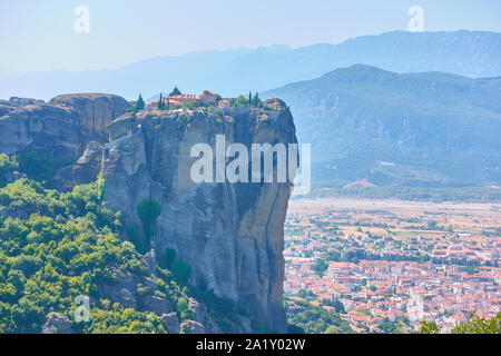 Le monastère de la Sainte Trinité en haut de falaise en Meteora Kalabaka et ville au pied des rochers, Thessalie, Grèce - paysage grec Banque D'Images