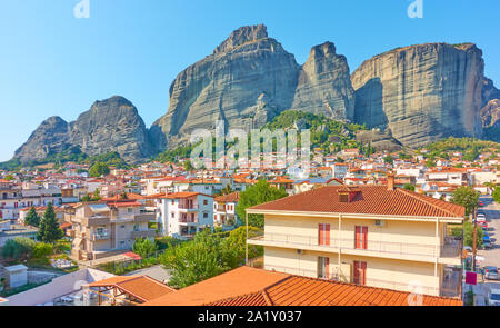Vue panoramique sur les météores et les toits de la ville de Kalabaka, Thessalie, Grèce. Paysage grec - Cityscape Banque D'Images