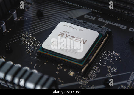 Processeur AMD Ryzen 53600 fermer jusqu'à la X570 Carte mère socket. New Zen 2, 7 processeur de bureau nanomètre par AMD Banque D'Images