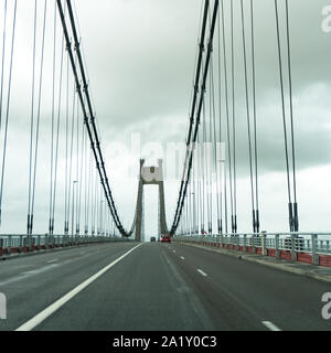 Bolbec, Seine-Maritime / France - 15 août 2019 : format carré vue sur le pont suspendu de Tancarville en Normandie en France Banque D'Images