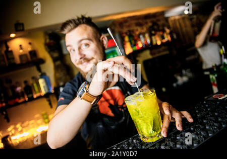 KHARKIV, UKRAINE - le 14 juin 2019 : l'homme n'Brutolny barman pouring whiskey Banque D'Images