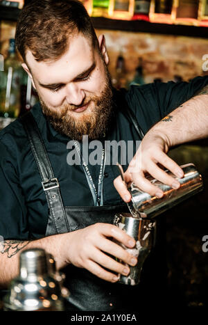 KHARKIV, UKRAINE - 15 juin 2019 : l'homme n'Brutolny barman pouring whiskey Banque D'Images