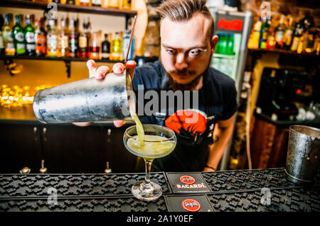 KHARKIV, UKRAINE - le 14 juin 2019 : l'homme n'Brutolny barman pouring whiskey Banque D'Images