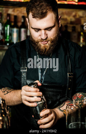 KHARKIV, UKRAINE - 15 juin 2019 : l'homme n'Brutolny barman pouring whiskey Banque D'Images