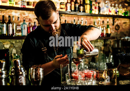 KHARKIV, UKRAINE - 15 juin 2019 : l'homme n'Brutolny barman pouring whiskey Banque D'Images