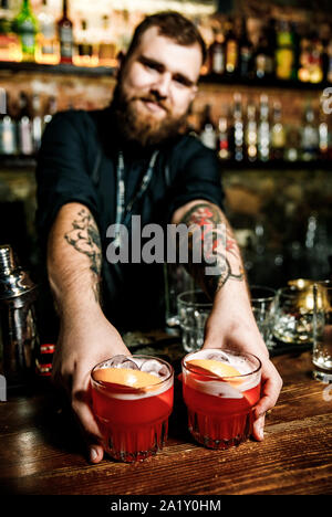 KHARKIV, UKRAINE - 15 juin 2019 : l'homme n'Brutolny barman pouring whiskey Banque D'Images