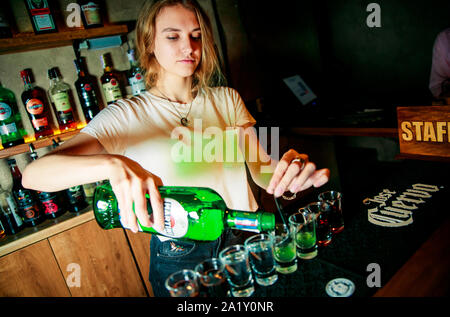 KHARKIV, UKRAINE - le 21 juin 2019 : l'homme n'Brutolny barman pouring whiskey Banque D'Images