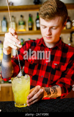 KHARKIV, UKRAINE - juin 7, 2019 : l'homme n'Brutolny barman pouring whiskey Banque D'Images