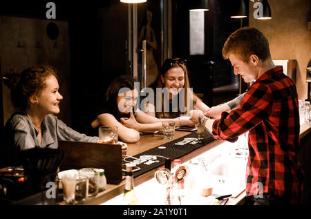 KHARKIV, UKRAINE - juin 7, 2019 : l'homme n'Brutolny barman pouring whiskey Banque D'Images