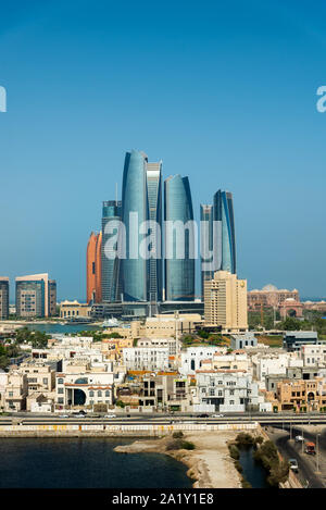 Abu Dhabi, Emirats Arabes Unis - le 19 septembre 2019 : Abu Dhabi vue sur l'horizon du centre-ville d'édifices modernes qui s'élève au-dessus de l'eau Banque D'Images