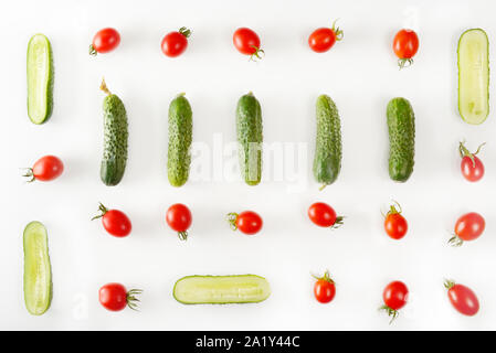 Des légumes frais - concombres et tomates isolé sur fond blanc. Télévision modèle lay. Banque D'Images