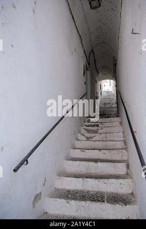 Détail des étapes qui monte à côté d'une ruelle de la ville de Amalfi Banque D'Images