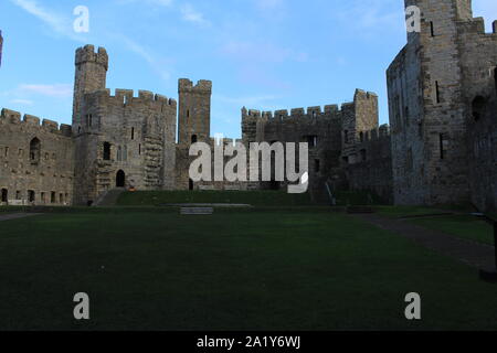 Château de Caernarfon avec toiles de coucher du soleil Banque D'Images