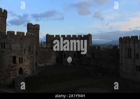 Château de Caernarfon avec toiles de coucher du soleil Banque D'Images