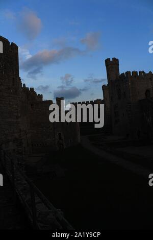 Château de Caernarfon avec toiles de coucher du soleil Banque D'Images