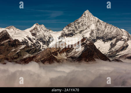 Panorama vue des Alpes au-dessus des nuages Banque D'Images